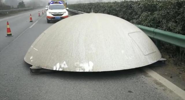 湖北高速上一货车“甩”下1吨大锅 司机竟不知道