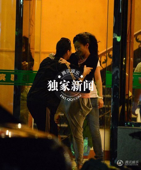 叶璇与男友人酒店门口嬉戏被拍图片