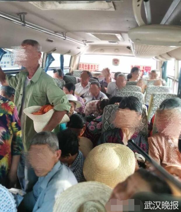 核载19人客车挤了37位爹爹婆婆 有人蹲坐在地上