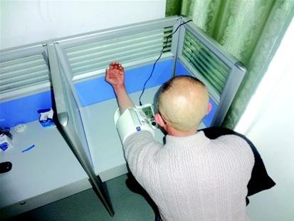 首个自助式健康监测室开放 血压血糖免费自测