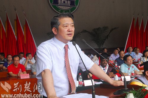 武汉大学校长寄语毕业生:用积极心态点亮未来