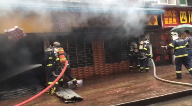 黄石港区一餐馆突发大火 16户被困居民获救