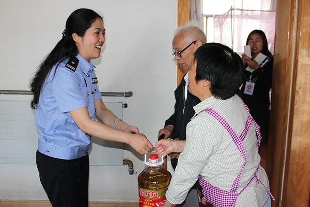 襄阳市出入境积极开展党员结对帮扶活动