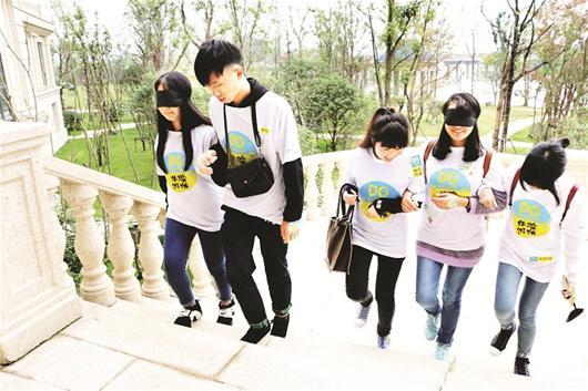 180余人体验“饥饿游戏” 禁食8小时蒙眼上楼梯_大楚网_腾讯网