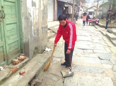 六旬姬姨爹在社区15年坚持做好事 居民无不称赞