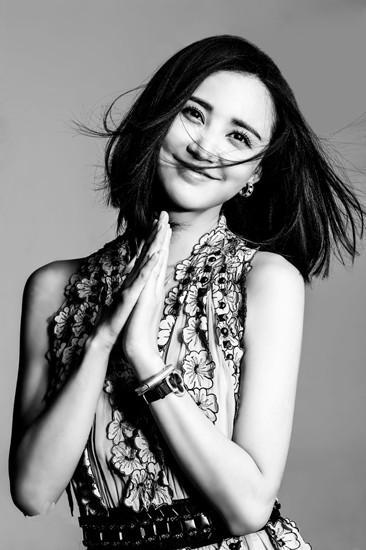  张歆艺 痴迷曹格女儿Grace  微博 晒萌照表爱意_