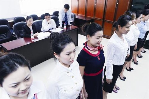 图文:海南航空在汉招空乘 上千美女帅哥竞聘