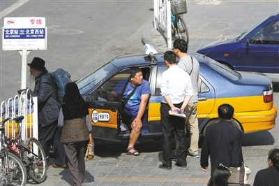 出租车服务调查:五成乘客遭遇的哥开车打电话