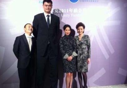 王菲调侃 姚明身高 :没人看出他是外星人么?_大