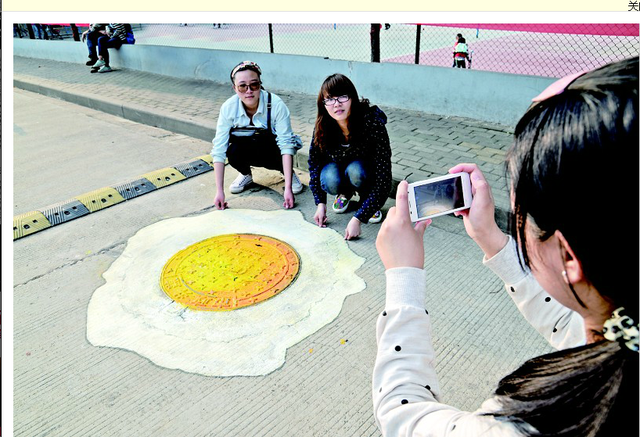 地大江城学院40多名同学创意涂鸦井盖萌翻校