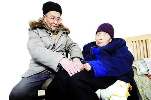 结婚72年 武汉94岁爹爹为老伴做了72年衣服