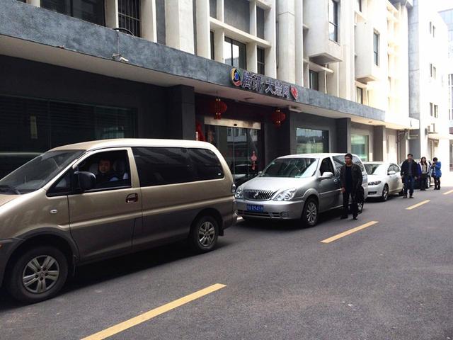 书法家挥毫泼墨为2019春运旅客“私人订制”送“福”回家