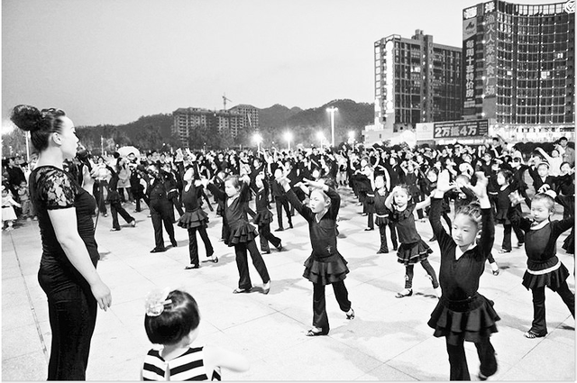 女子2年来免费教跳舞 带留守儿童跳到星光大道