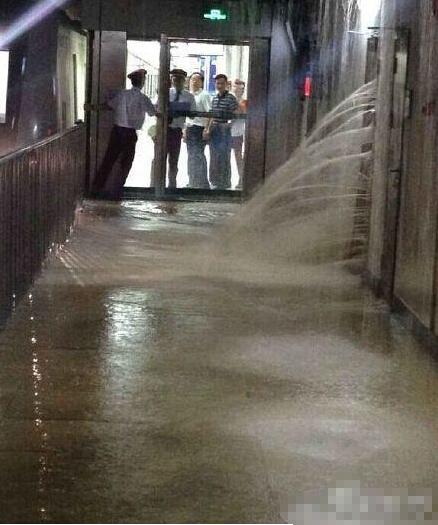 暴雨突袭武汉 地铁停运出现龙吐水景观(图)