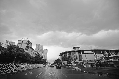 武汉再遇电闪雷鸣对流雨 气温两小时 跳水 10℃