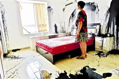 武汉一出租屋遭泼漆毁容 房东怀疑租客恶意报