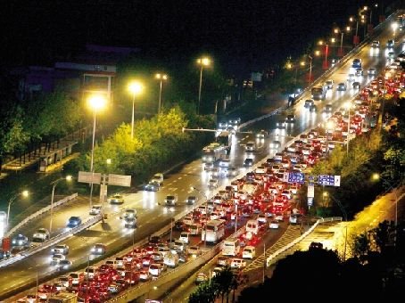 降雨加剧交通拥堵 昨日武汉上万人没赶上火车 在武汉的孩纸你伤不起啊