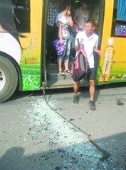 武汉一公交车门因人太多被挤爆 (图)_新闻中心