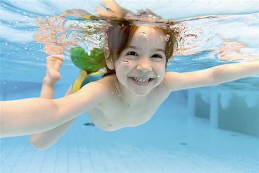 夏季游泳不可戴隐形眼镜 鼻炎患者慎入泳池