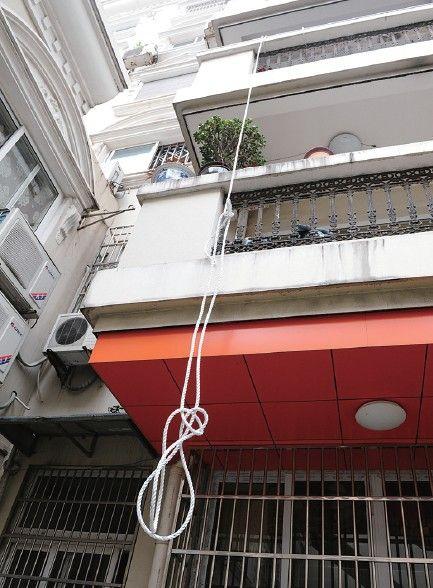 50岁湖北失足女遇扫黄 爬逃生绳全身摔骨折(图)