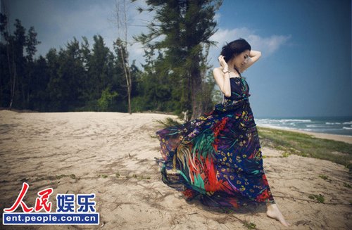 董洁拍摄海洋时尚大片 发型凌乱裙角飘逸撩人