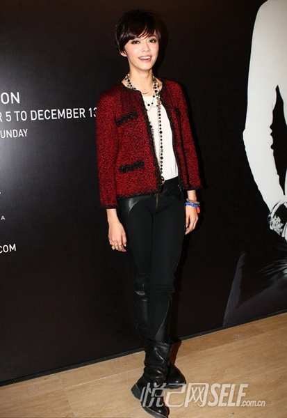 职场OL:经典小香风外套 简约时尚搭配