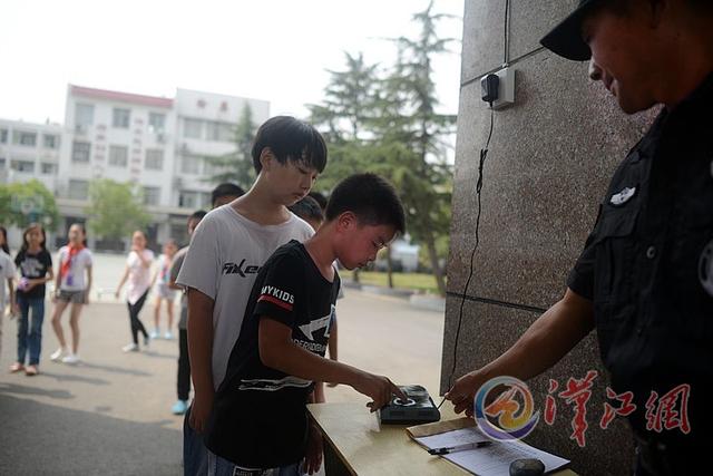 襄阳米芾中学添安保利器 学生验证指纹方能离