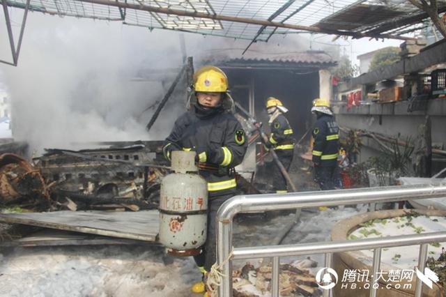 钟祥市一人员密集场所违规装修发生火灾 施工