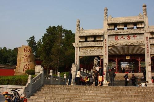 南阳城西关卧龙岗 南阳城西关卧龙岗