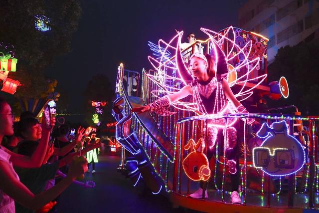 4米高小猪佩奇登陆欢乐谷HOHA电音节 2000份