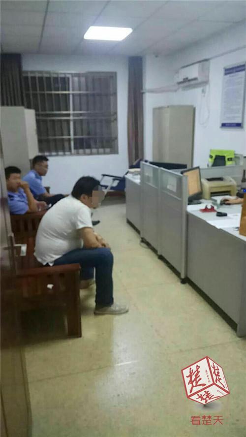 宝马男醉驾见交警冲岗撞两车 此前驾照已被吊销