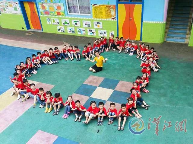 襄阳一幼儿园毕业拍摄比创意 每个班合影各不