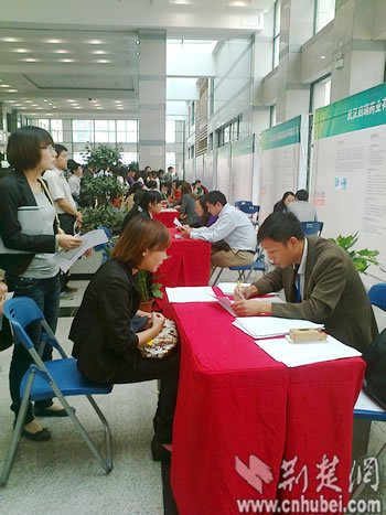 武汉光谷软件园举行万人招聘会 学历与能力开战图片 42218 350x467
