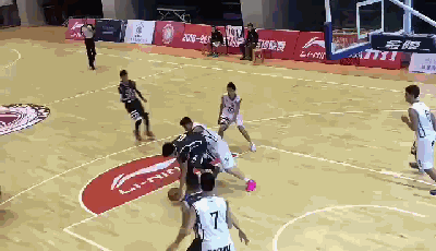 武汉一场学生篮球赛起冲突多人受伤 警方回应