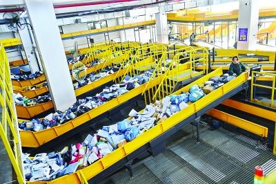 华中最大快递自动分拣机上阵 凌晨下单上午可