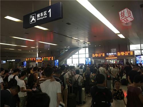 迎开学季 武汉各大火车站现暑假运返程高峰