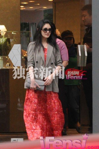 组图:大s浓妆携母北京逛街 享阔太生活急造人_