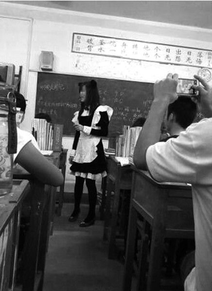 教师兑现承诺穿女仆装上课 受网友肯定(图)