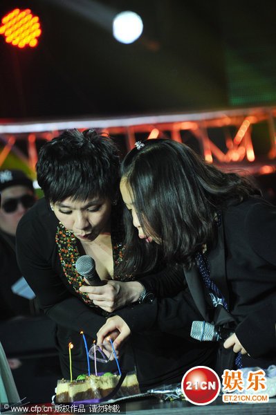 柯以敏40岁生日开唱12岁女儿助阵 富商当众求婚