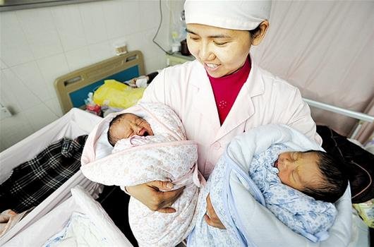 7次试管婴儿相继失败 第8次武汉母亲产下龙凤胎
