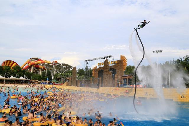 嗨雅玩水人气爆棚 玛雅海滩惊现水上钢铁侠