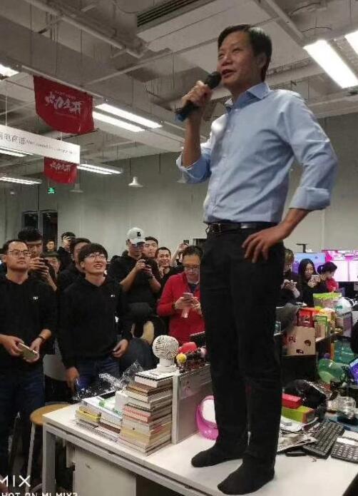 小米手机"双十一"销量第一 雷军跳上办公桌