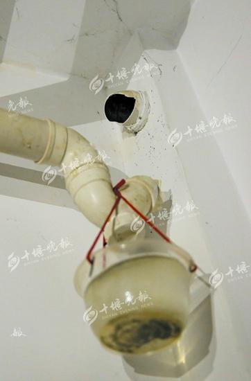 住戶疏通下水管突然爆裂 樓下居民家遭秧(圖)