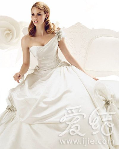 6款单肩婚纱 给你唯美香肩的诱惑(图)