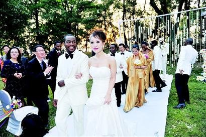 加蓬的新郎与武汉新娘 东湖畔上演草坪婚礼(图