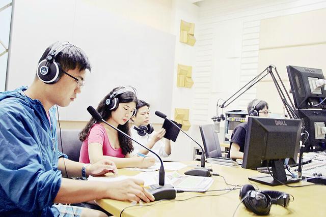 大学生走进直播间当评球人 最喜欢球迷电话不