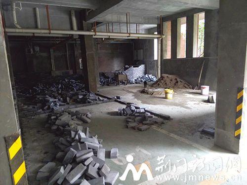 地下车库砌墙施工遭业主投诉 相关部门紧急拆