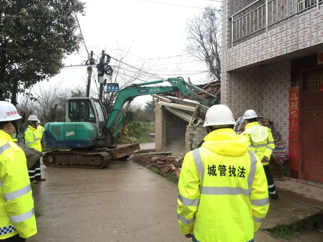 武汉一地现村民抢建私房 被城管依法强制拆除