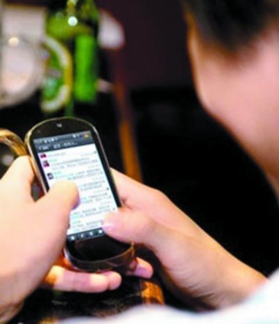 低头族手机依赖症 7<em>成人日</em>开机超12小时_大