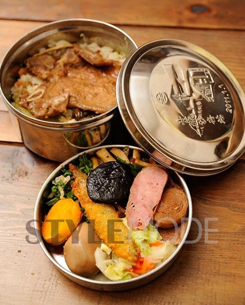 还在啃方便面?来看看别人的火车餐